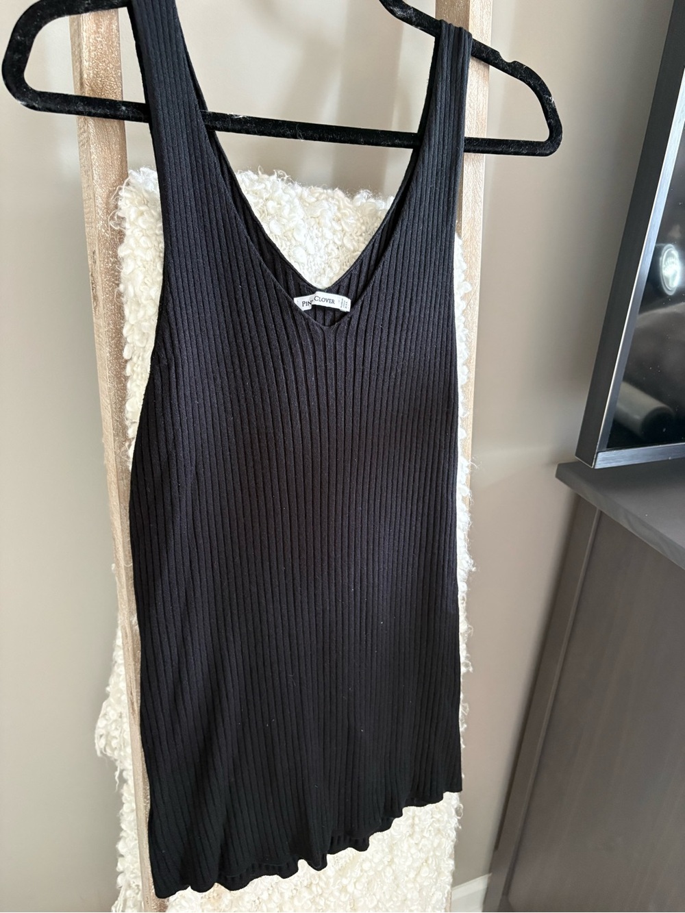 Pink Clover Black Ribbed V-Neck Tank - Picture 3 of 5